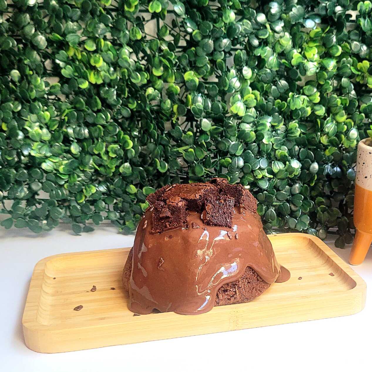 Duochoco: impossível resistir! Mini vulcão de chocolate + brownie em uma combinação super cremosa e chocolatuda! Quem ama chocolate precisa provar essa explosão de sabor! Peça o seu e deixe seu Dia mais gostoso! #Duochoco #Brownie #Vulcãodechocolate #Chocolate ,Doces Serve 2pessoas (aprox. 350g).