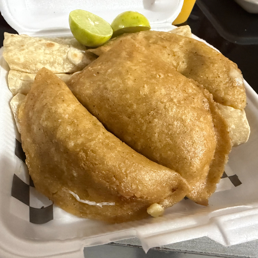 Quesadilla con Queso de Salsa Verde , Chicharron
