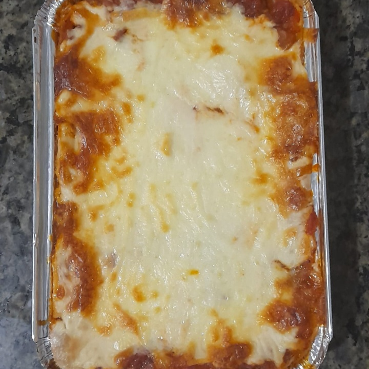 Feito com massa de lasanha, molho bolonhesa e molho branco caseiro,recheio de presunto e muçarela. Peso ; 600g.
