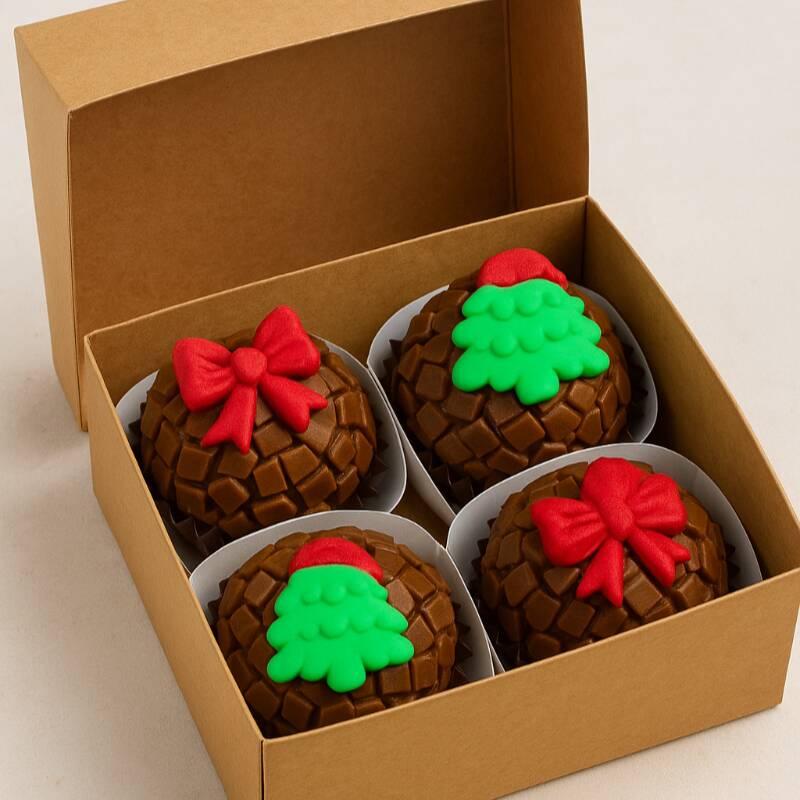 Contém 4 Brigadeiros Belga com enfeites natalinos delicados, perfeito para presentear e surpreender! Brigadeiro Belga gourmet tradicional produzido com Cacau fino 70% e chocolate Belga Original. Coberto com granulados Belga flocados do tipo Flakes (90% ao leite e 10% meio amargo). Peso: 20 gramas cada um Contém 4 unidades. Importante: - Atendendo às melhores práticas de confeitaria, nosso produto é mantido semicongelado para maior frescor e qualidade.