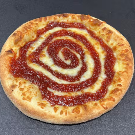 Nossa massa leve de longa fermentação, base de queijo e cobertura de goiabada.