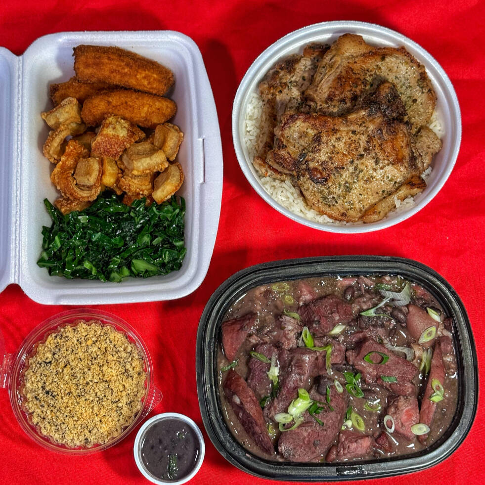 arroz,feijoada,couve,torresmo,banana a milanesa, 3 bisteca,molho de pimenta, todos os itens separados