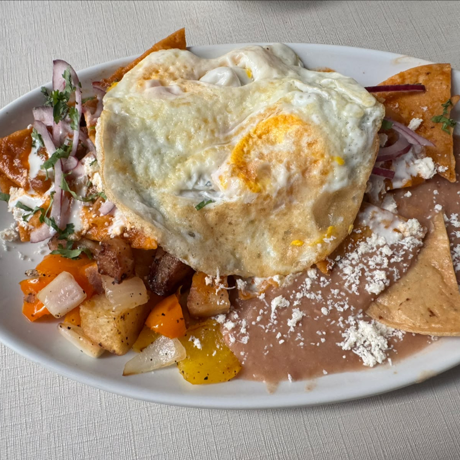 Chilaquiles, 1 Huevo al Gusto y Salsa