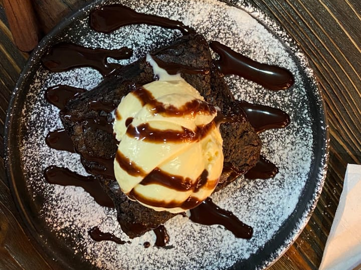 Brownie con Helado de Vainilla