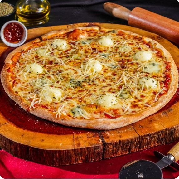 Massa, molho especial, mussarela, gorgonzola, provolone, requeijão e geleia de pimenta