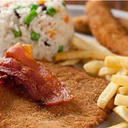 Delícia Completa! Filé De Frango Empanado, Bacon Em Fatias, Batata Frita Crocante, Banana à Milanesa, e Arroz à Grega.