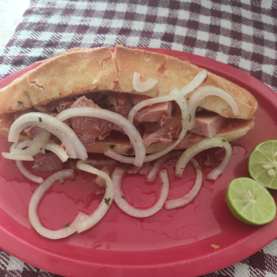 Tortas De Carnitas Y 2 Tacos