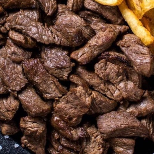 Tiras de filé mignon grelhadas com Catupiry, vinagrete e cesto de pães fatiados