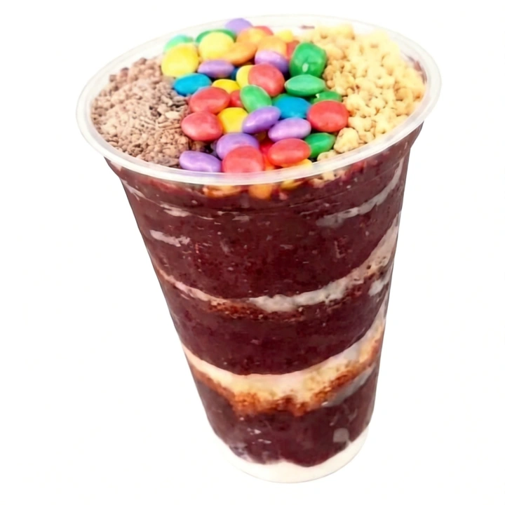 Açaí, leite condensado, leite em pó, ovomaltine, confete, paçoca.
