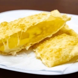 Clássico e irresistível! Massa leve, fina e crocante, frita na hora, recheada com queijo mussarela com ingrediente selecionado, garantindo muito sabor em cada mordida. Servido sempre quentinho e preparado na hora para chegar até você com máxima qualidade.