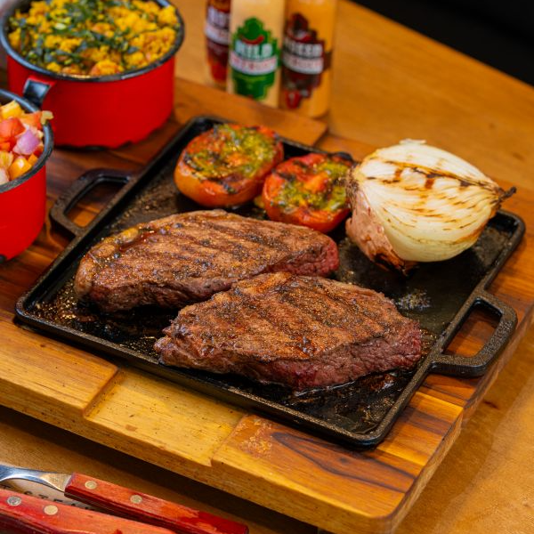 Brazilian Picanha: 500 g de picanha com rub defumado, acompanhada de 4 delícias e 2 molhos à escolha. O prato ideal para uma refeição em família repleta de sabor e carinho!