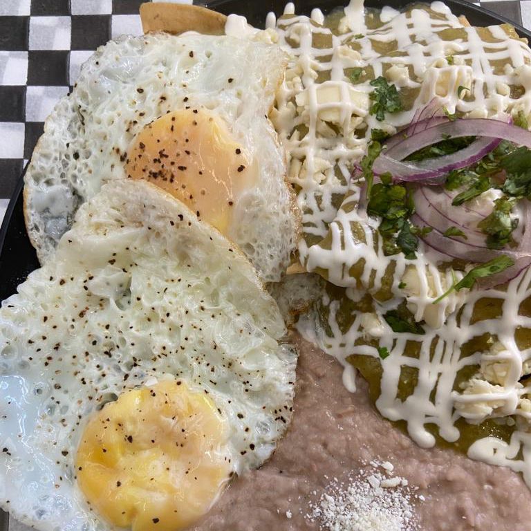 Chilaquiles Sencillos con 2 Huevos Estrellados