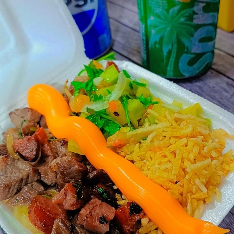 Um deliciosa pirão de aipim executivo com carne do sol e calabresa acebolada, salada de tomate, batata palha e queijo por cima