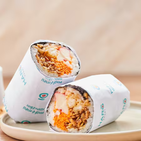 Arroz de sushi macio, enrolado em alga inteira, recheado com tilápia crocante, kani, cenoura ralada,
crispy de cebola, molho spyce e cebolinho fresco.