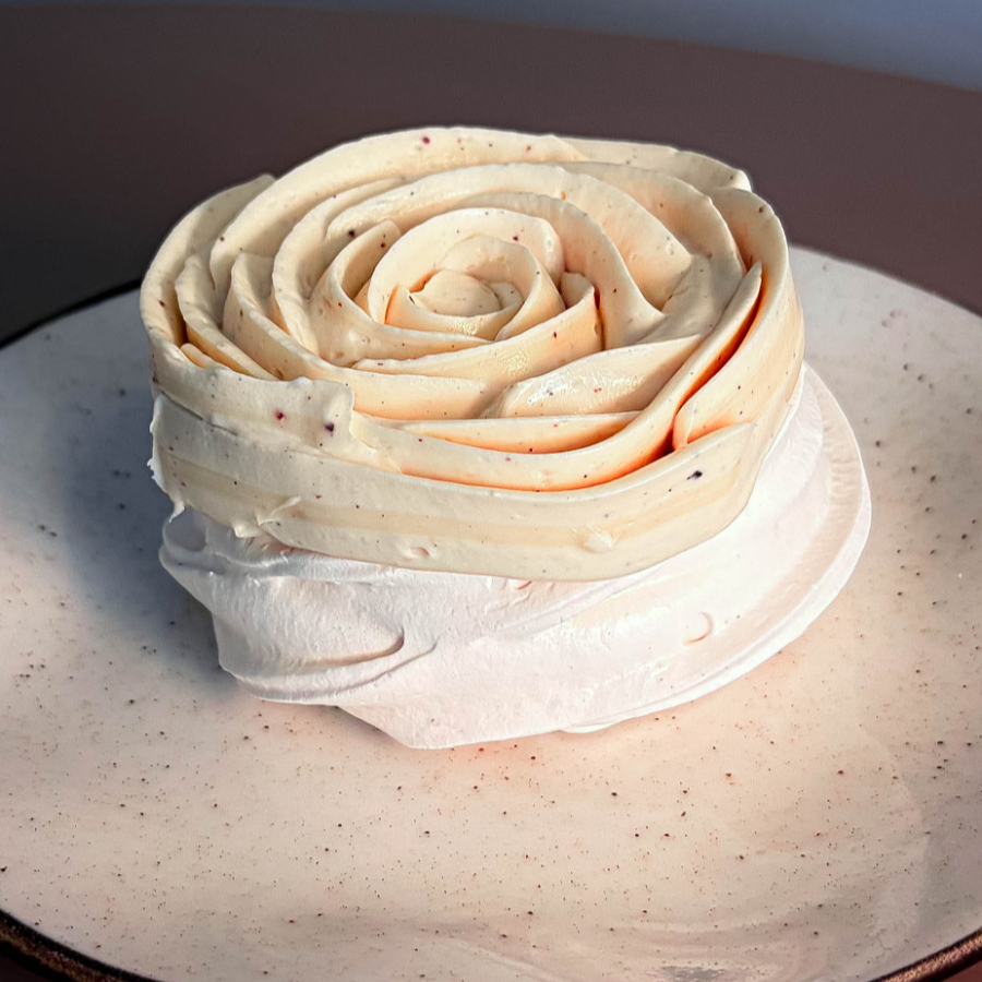 A Pavlova é a Rosa da Confeitaria. Feita com Ganache de baunilha e chocolate branco em forma de pétalas, recheio de frutas do bosque (Morango, Amora e Mirtilo) e base de merengue italiano crocante. Doce, elegante e derrete na boca. Frágil. Aprox. 8cm de diâmetro, 4,5cm de altura