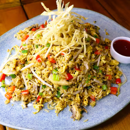 Quinoa e arroz frito à moda oriental em molho shoyu, óleo de gergelim, gengibre, cogumelos e legumes. Acompanha Wantan frito e molho agridoce