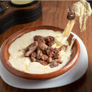 Queso Fundido con Carne Asada