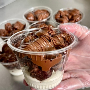 Uma deliciosa novidade, onde juntamos 3 maravilhosos ingredientes: mousse de ninho, brownie e nutella. Você vai se apaixonar!