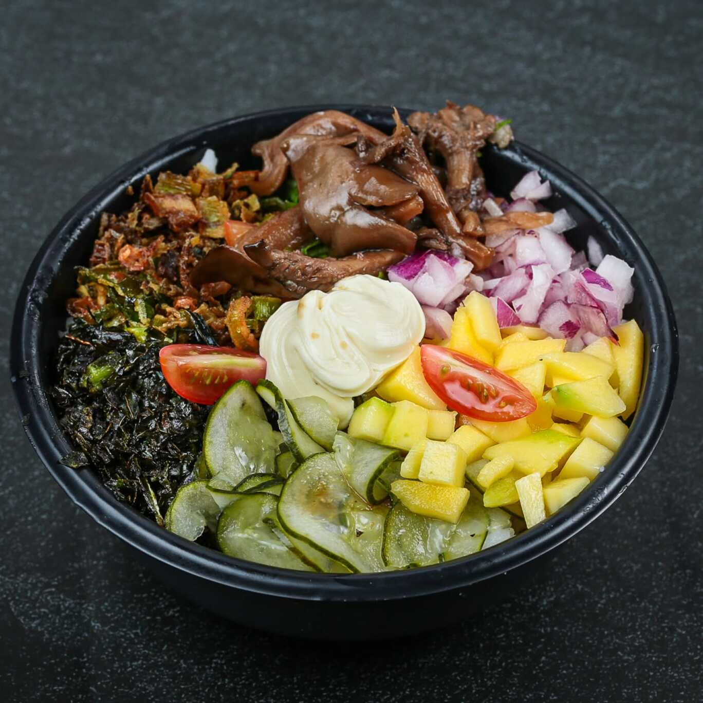 Shari (arroz japones), banana, shimeji, manga, morango, tomate cereja, cebola roxa, batata crispy , couve crispy, alho poro ,cebolinha, cream cheese e gergilim . Não alteramos itens, caso queira retiramos algum item, somente.