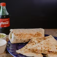 Este combo inclui dois burritos saborosos, feitos de acordo com a sua preferência. Acompanhando, temos uma porção generosa de nachos crocantes, pesando 35g. Para complementar, servimos o combo com dois molhos de nossa seleção, adicionando um toque extra de sabor. É a combinação perfeita para um jantar a dois, garantindo uma experiência gastronômica autêntica.