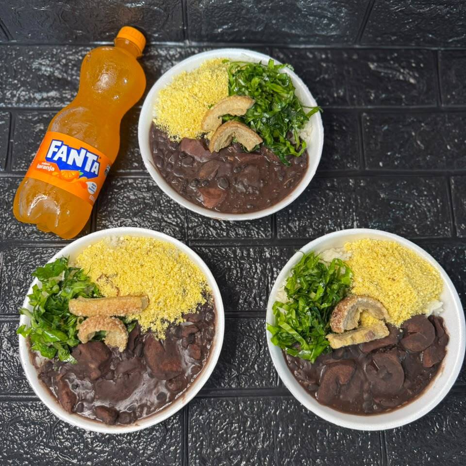 Acompanha arroz soltinho, feijoada com pernil suino,calabresa defumada,couve refoda na manteiga,torresmo crocante, farofa do chef
🍽️ Almoço • Jantar • Comida brasileira • Refeição pronta • Delivery de comida • Marmitas caprichadas • Tempero caseiro • Sabor de casa • Pratos executivos • Comida de verdade • Porções generosas • Entrega rápida.