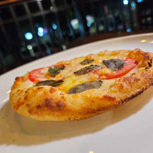 Muçarela, manjericão fresco, parmesão e tomate