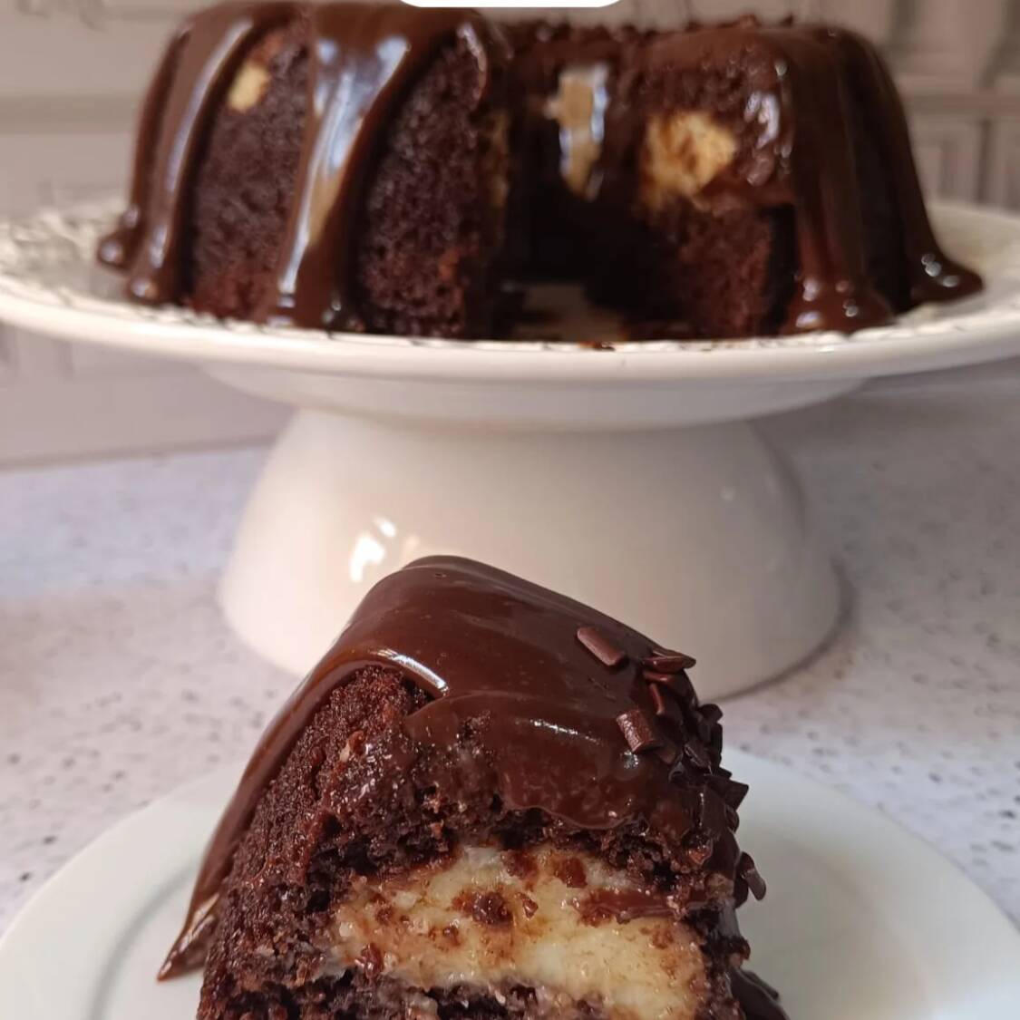 O clássico Prestígio com aquele sabor afetivo de bolo da vovó, perfeito para compartilhar e tornar qualquer momento mais especial.
Massa leve e macia de chocolate, recheada com um beijinho de coco cremoso e equilibrado no dulçor, finalizada com uma generosa camada de brigadeiro cremoso feito com chocolate 50%.
Uma combinação irresistível de chocolate e coco, com textura cremosa e sabor marcante em cada pedaço. Ideal para dividir com a família, receber visitas ou transformar o café da tarde em um momento especial.
Bolo inteiro • Serve aproximadamente 10 fatias.