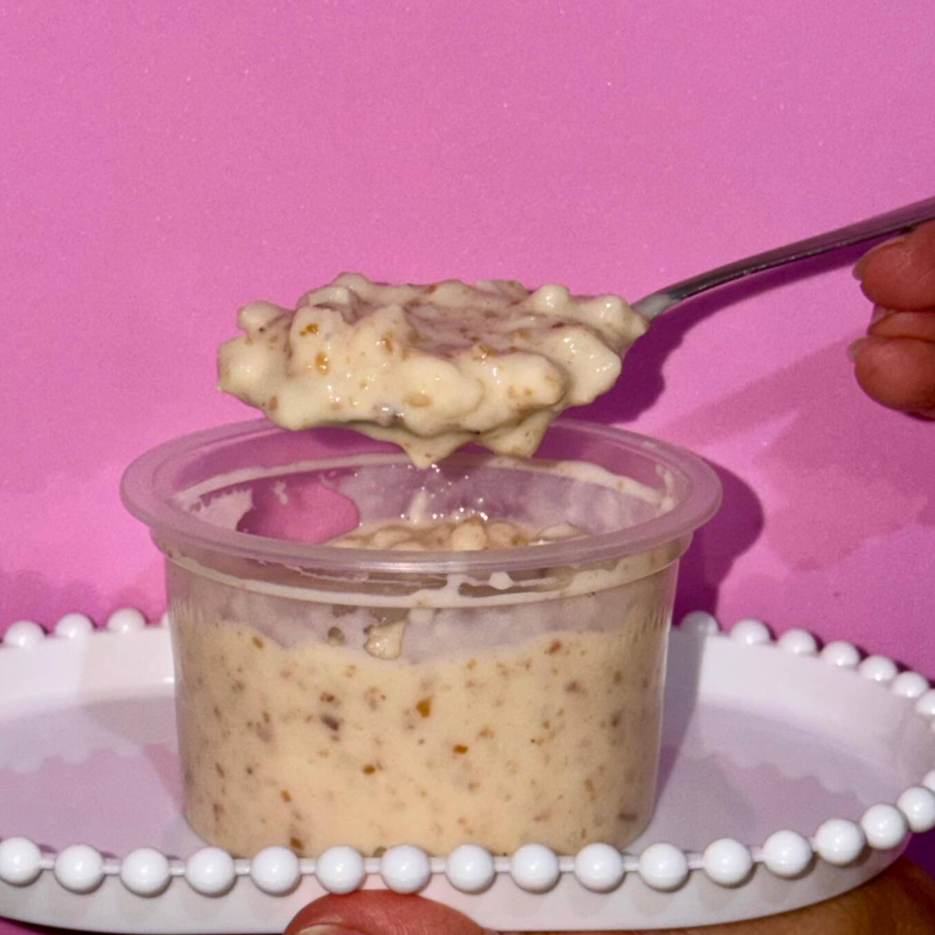 Canjica cremosa preparada com milho selecionado, leite, leite condensado, creme de leite, amendoim e coco.