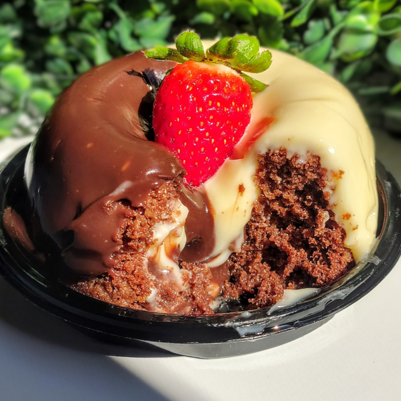 os opostos se atraem: bolo mini vulcão choconinho 10cm. TAMANHO DE REFERÊNCIA: PALMA DA MÃO/ 10CM. Massa chocolate fofinha recheada com recheio de ninho e chocolate cremoso. Finalizado com meio morango.
