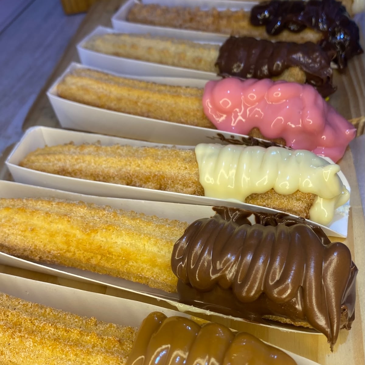 massa fresca, artesanal, feita todos os dias, bem fritinho e crocante, envolvido em açúcar e canela, com recheio cremoso a sua preferencia, acompanha 10 churros tradicionais.