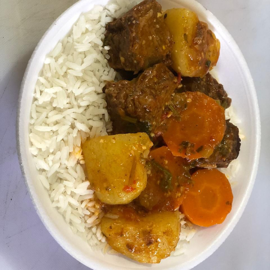 DELICIOSA CARNE COZIDA COM CENOURA E BATATAS, ACOMPANHA ARROZ, FEIJÃO E SALADA