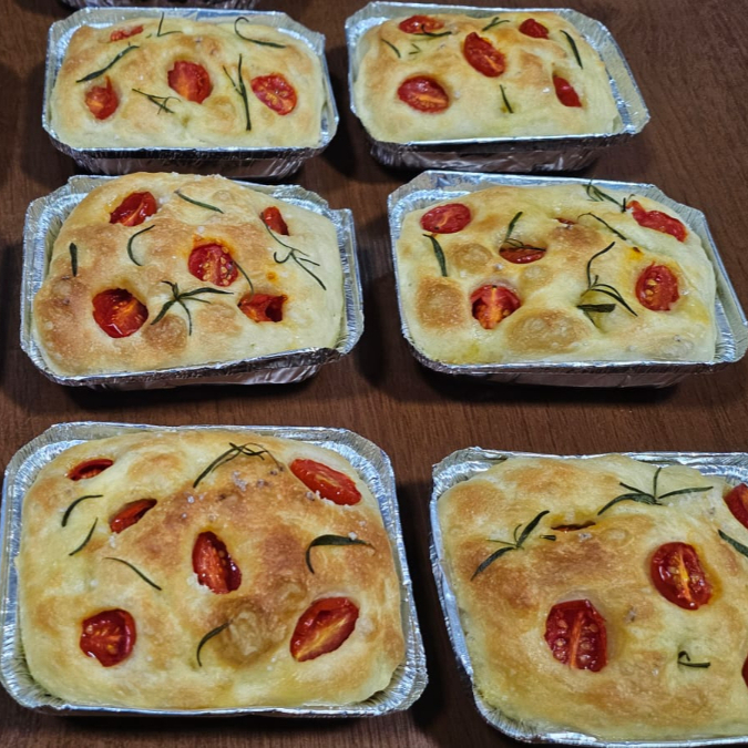 Uma unidade da nossa marmitinha contendo o nosso pão artesanal, massa fofinha, cobertura crocante com tomatinhos, alecrim e um toque de flor de sal. Aprox. 130g