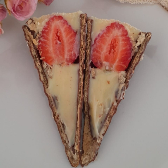 Casquinha crocante banhada em cobertura sabor chocolate com recheio de brigadeiro cremoso de leite Ninho e morango. Aprox.: 75gr