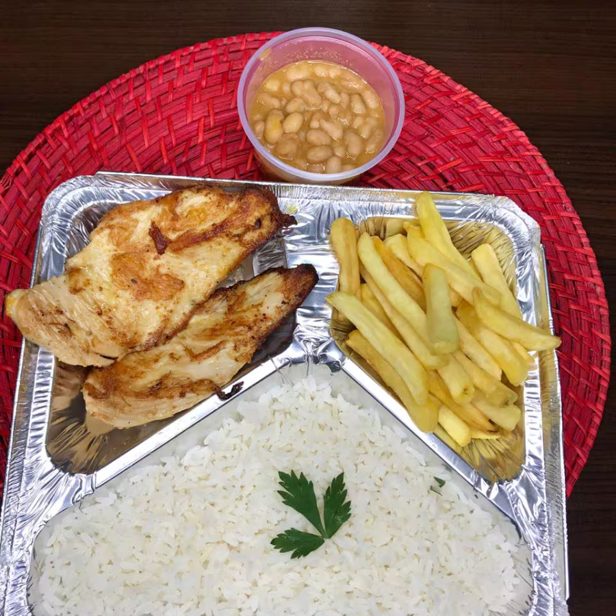 Arroz fresquinho, feijão da casa, Filés de Frango a Milanesa, macarrão ou farofa especial.