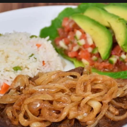 Bistec Frito de Res Encebollado