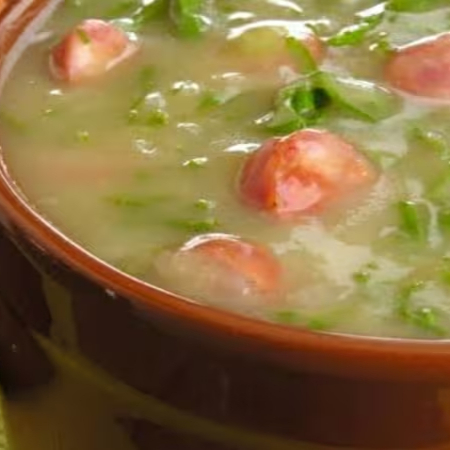 O caldo verde é uma sopa tradicional e reconfortante, de origem portuguesa, especialmente da região do Minho. Reconhecida por sua cor esverdeada característica, ela é feita com uma base de purê de batata e couve fatiada bem fininha.