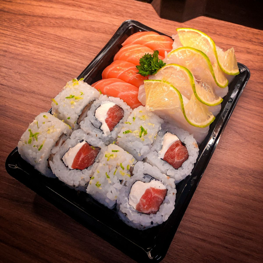 4 uramaki filadélfia, 4 Uramaki tilápia crocante com raspas de limão, 4 niguiri de salmão, 4 niguiri de peixe branco e 8 hot filadélfia.