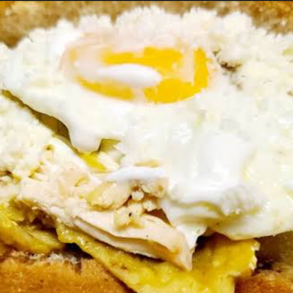 Torta de Chilaquiles Verdes con Huevo y Coca