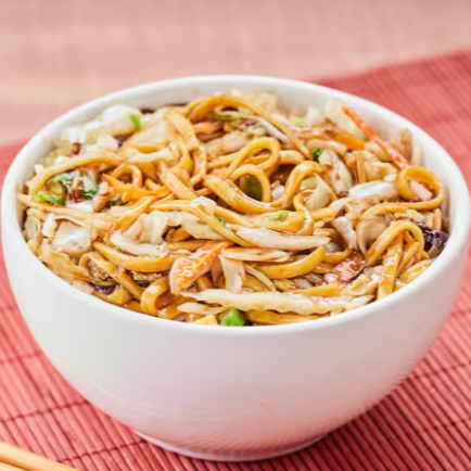 Macarrão yakisoba frito, mix de legumes ao molho shoyu, especiarias orientais e óleo de gergelim torrado.