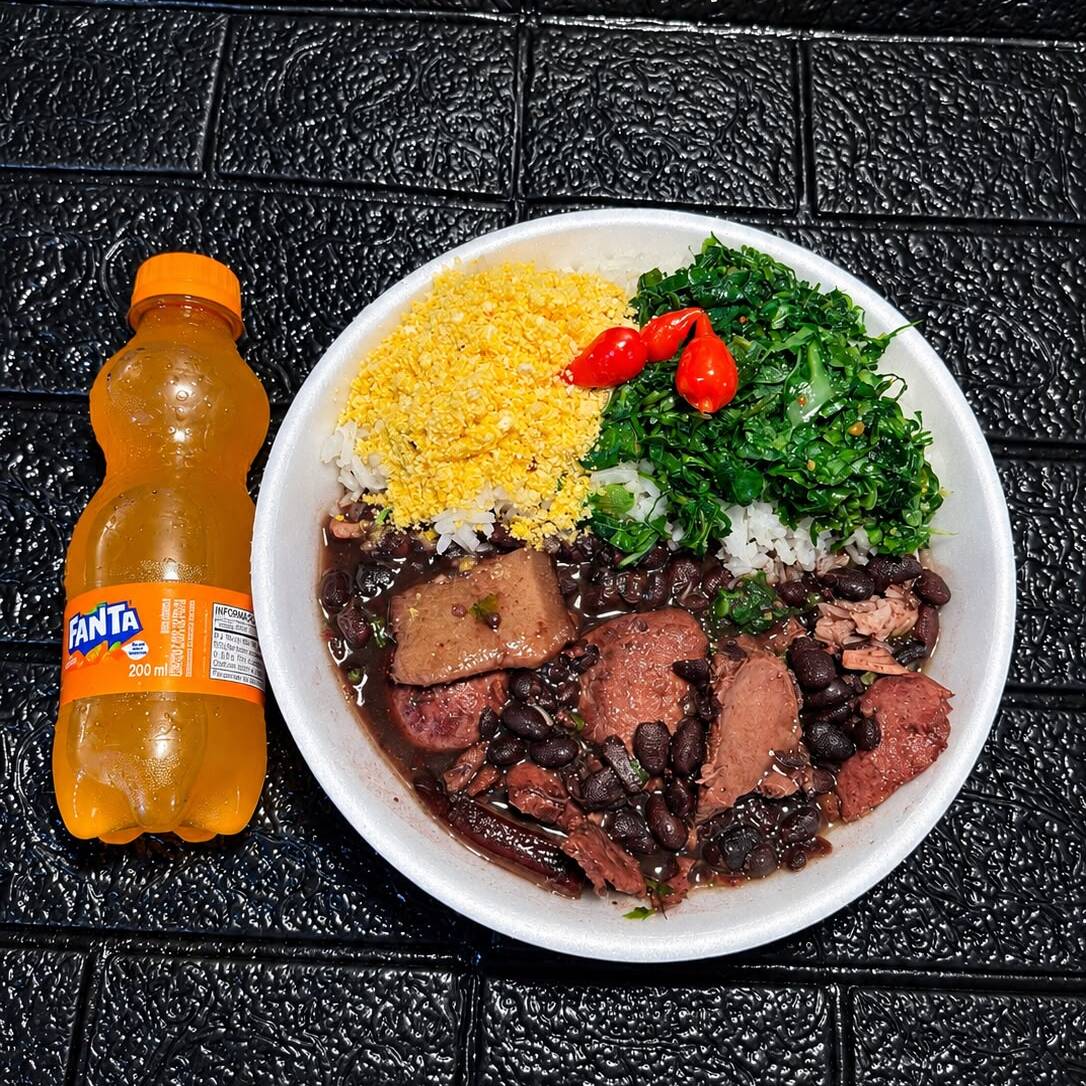Marmita feijoada magra individual (arroz branco, linguiça calabresa,, couve refogado, farofa ). SEM
TORRESMO Marmita indicada para 01 pessoa.