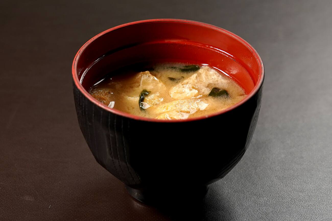 Sopa de misso com tofu e wakame desidratados