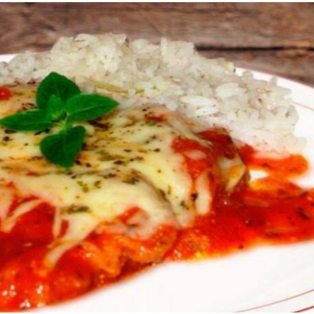 Um filé de peixe a parmegiana acompanhado de arroz branco ou arroz à grega , batata frita e farofa.