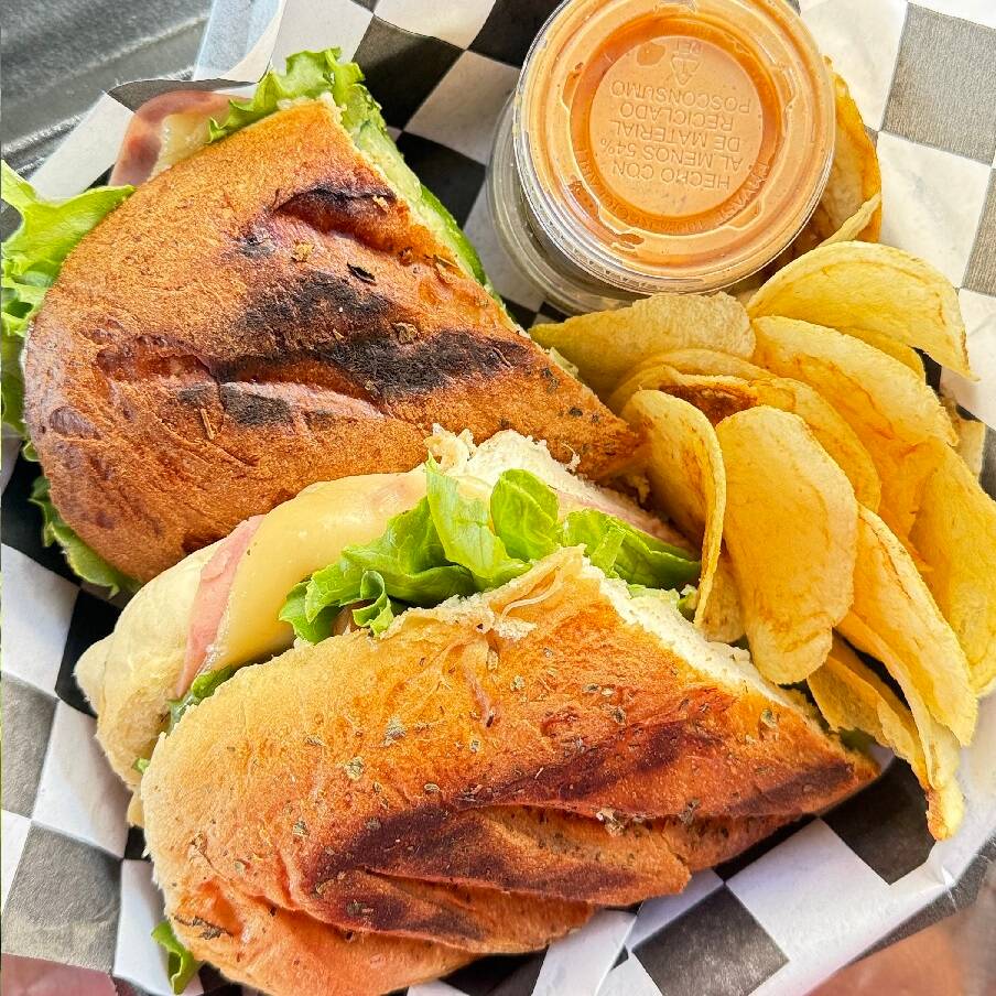 BAGUETTE JAMON Y QUESO