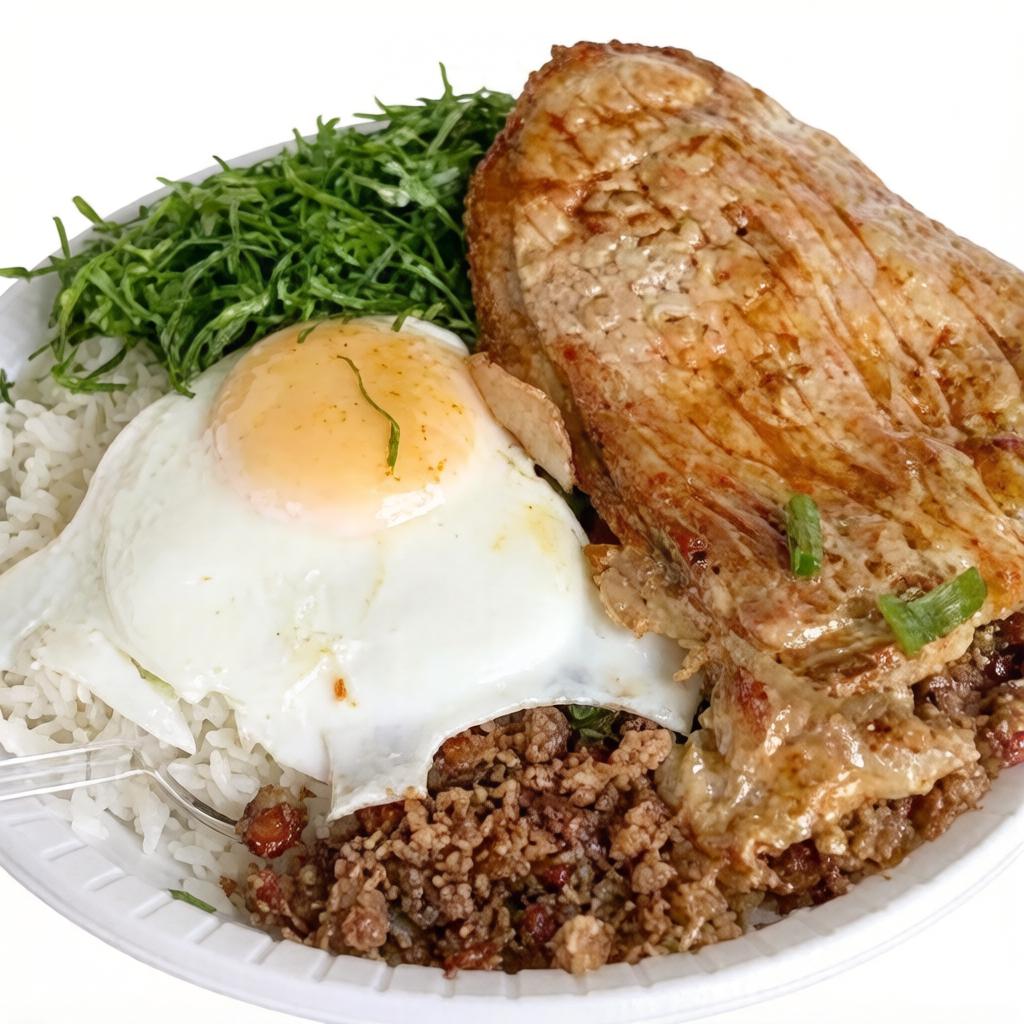 Tropeiro, arroz branco, pernil, ovo frito, torresmo e salada.