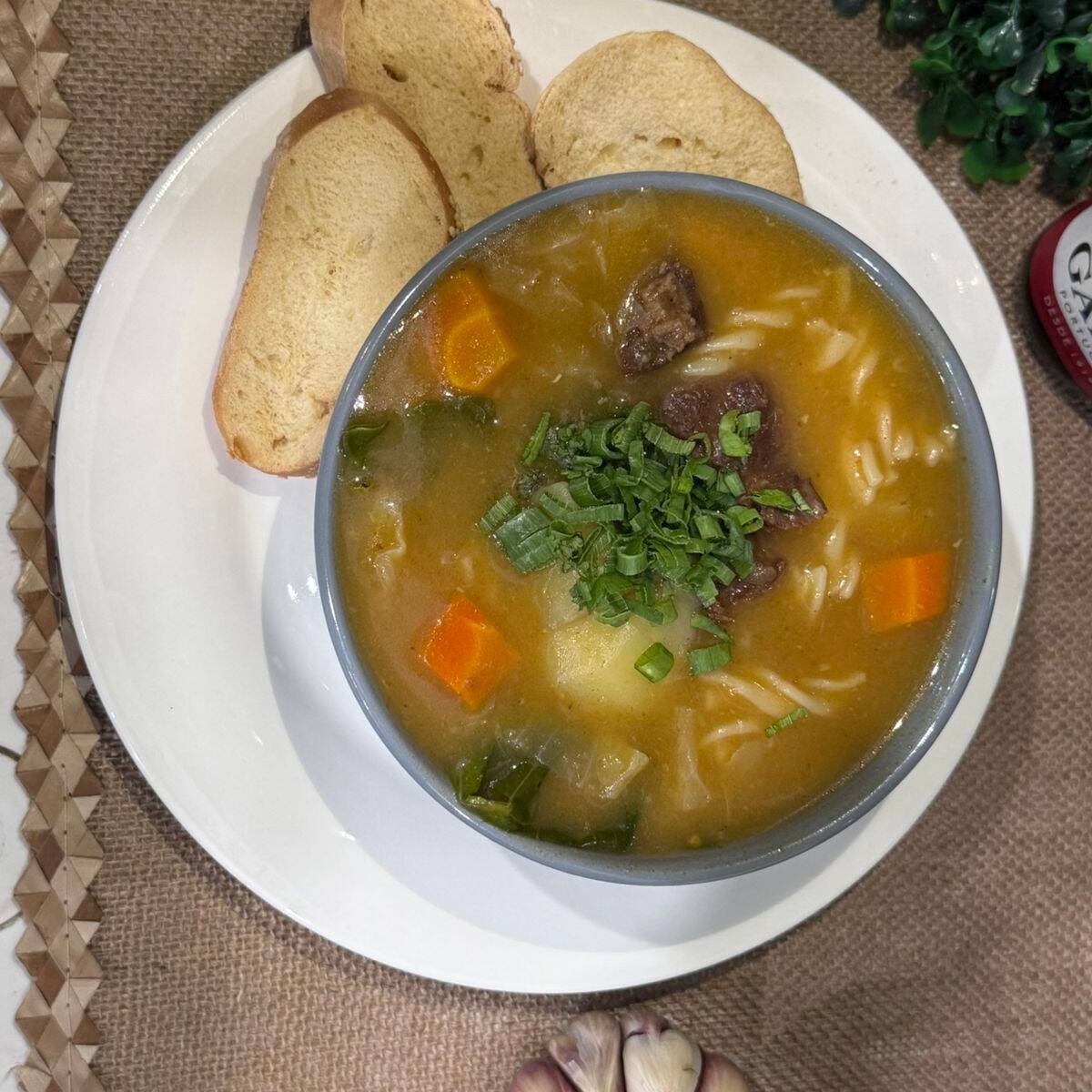 carne cubos, batata, cenoura e massa parafuso