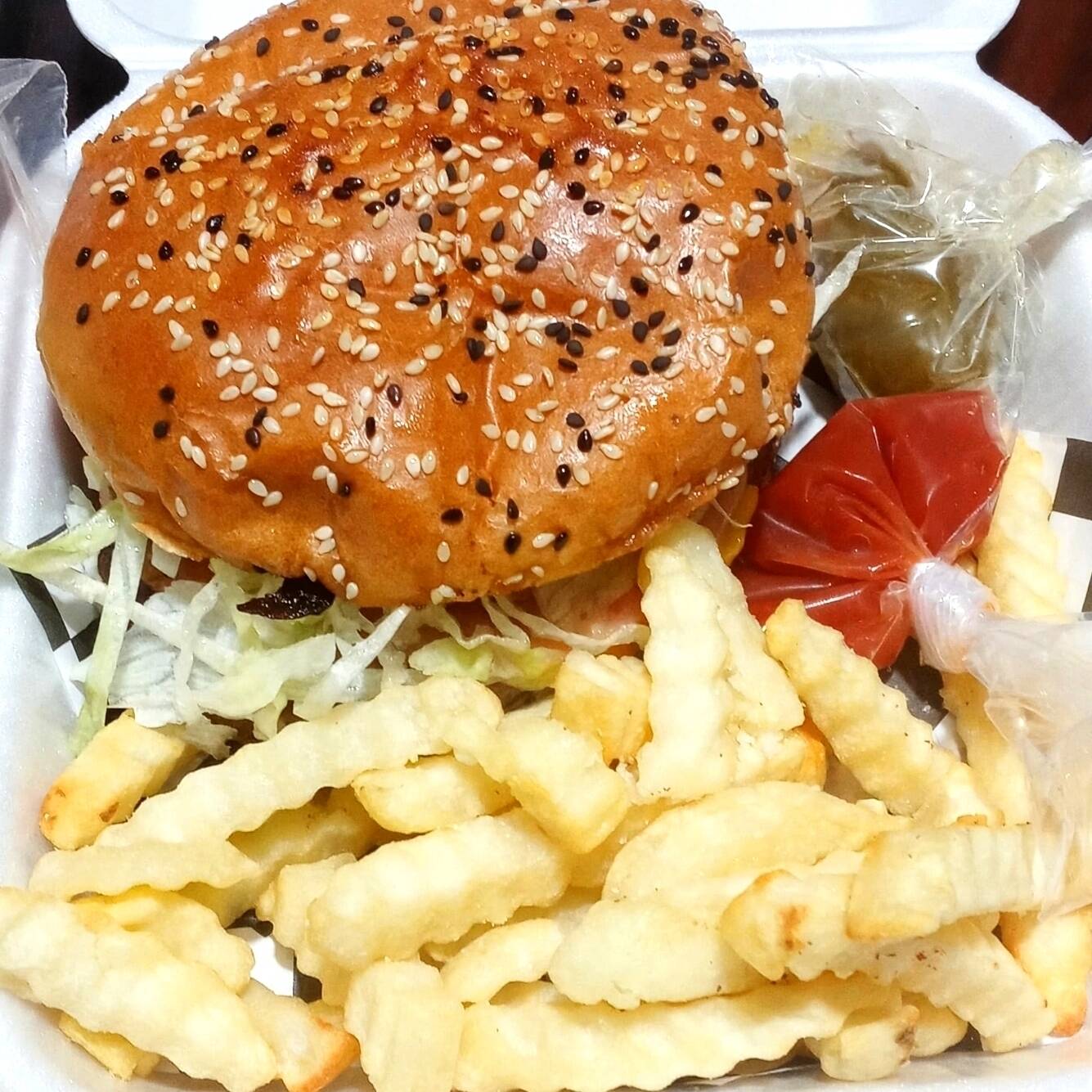 Hamburguesa de Milanesa de Pollo con Papas Francesas