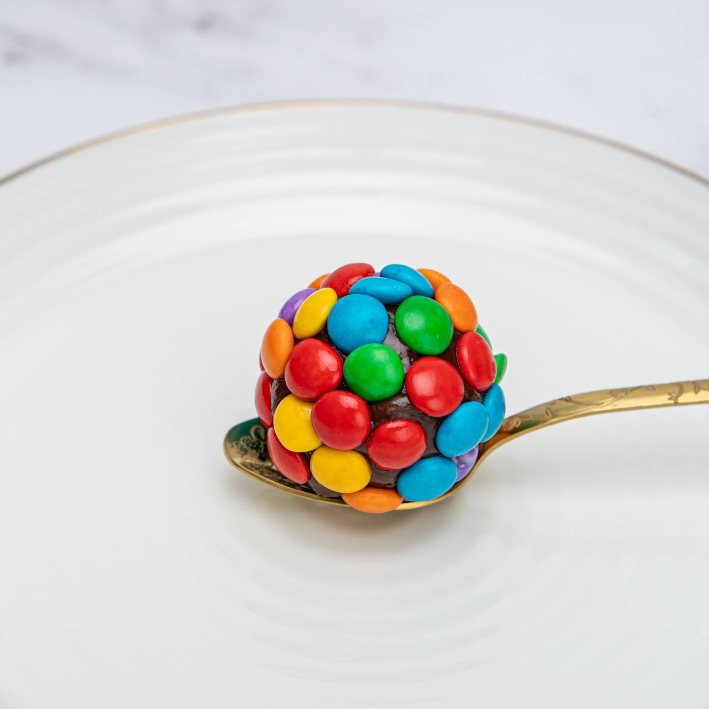 brigadeiro de chocolate recheado com brownie, finalizado com muuuitos confetis.