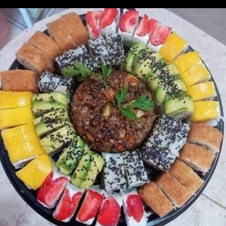 Charola mixta 50 bocadillos y yakimeshi.