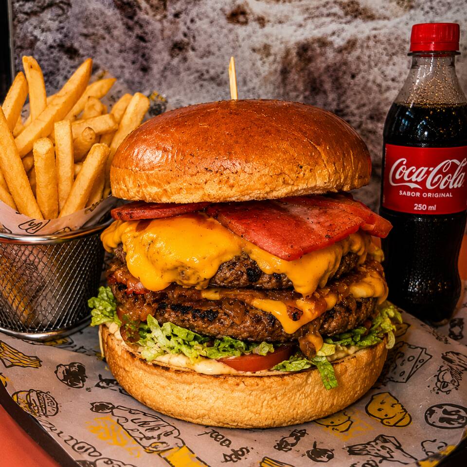 Combo Hamburguesa La Patrona + Papas y Gasesosa