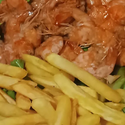 Delicioso camarão com salada e batatinha